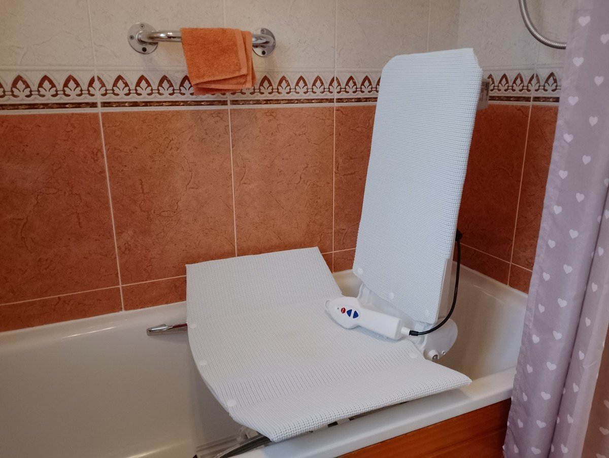 aquatec orca white reclining bath lift with rechargeable remote control aquatec orca white reclining bath lift with rechargeable remote control